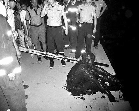 新乡 卫河中拉出泥人