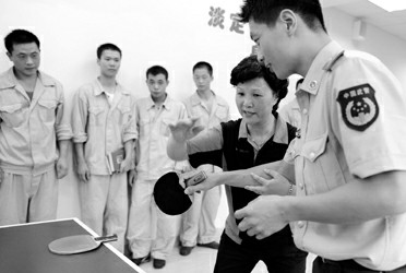 世界冠军郑怀颖辅导战士打乒乓