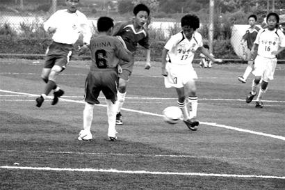 图文:武汉小学生参加韩国足球节