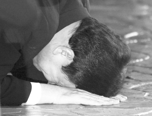 去年2月,他信结束流亡回国,激动得在机场跪地亲吻故土