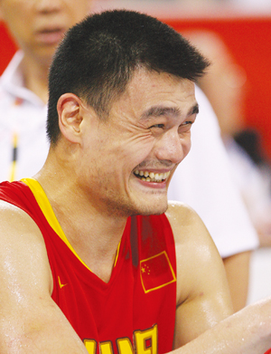 中国队球员姚明在比赛中露出灿烂的笑容