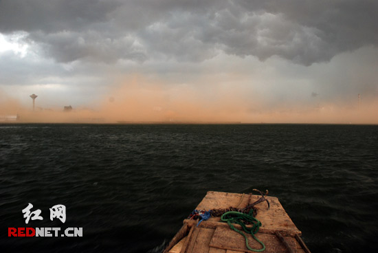 长沙天气骤变狂风起 渔舟上亲历惊魂一刻(组图