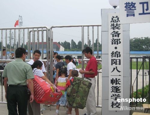 图:地震灾区四川绵阳中小学今日开学