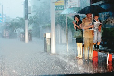 倾盆大雨浇透今晨上班人