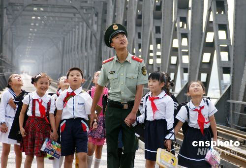 图:丹东师生与边防军人中朝友谊桥共庆教师节