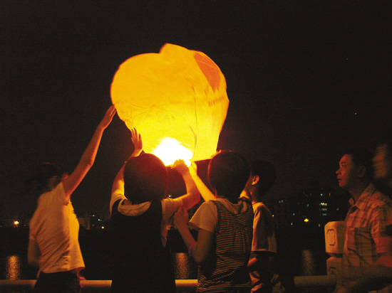 正文 今年中秋之夜,湛江,阳江,惠州等地流行放孔明灯.