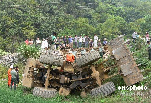 图:柳州大型装载机翻下路基司机丧命
