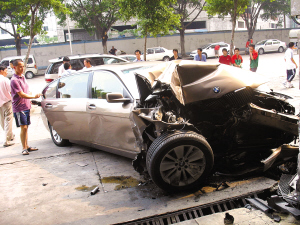 脱缰宝马冲撞汽修店