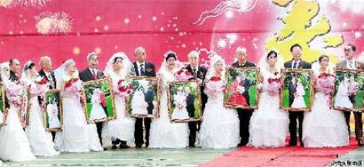 图文:武汉31对老人同贺金婚50年