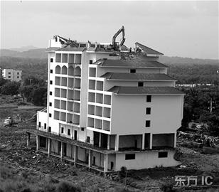 图文:海南最牛拆迁 挖掘机爬上楼顶