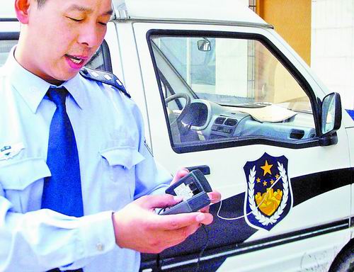 秒,上车行窃神不知鬼不觉--拿着信号拦截器就