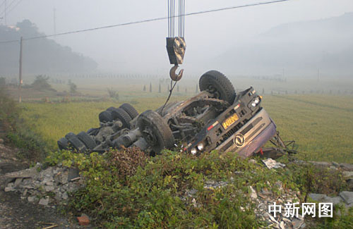 浙江绍兴诸暨今晨发生一起交通事故两人死亡