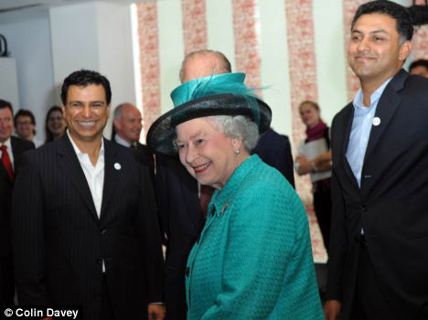 [独家]英女王访问谷歌英国总部 亲自传视频_新