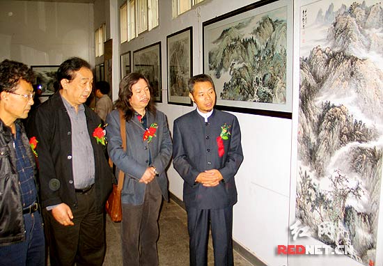 (罗秋生(右一)与湖南知名画家陈慰民(左二,杨国平(右二)等一起观看