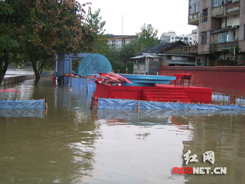 创业向前冲活动赛道被淹 消防官兵紧急施救