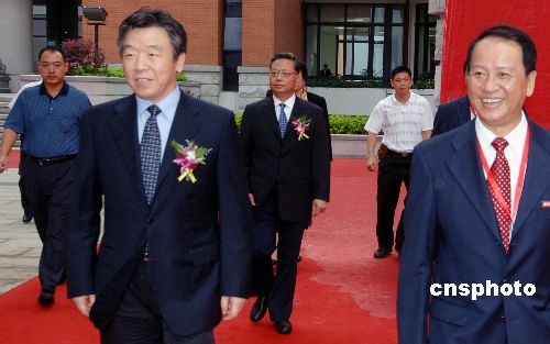 图为中共福建省委书记卢展工(前左一),福建省省长黄小晶等到会表示