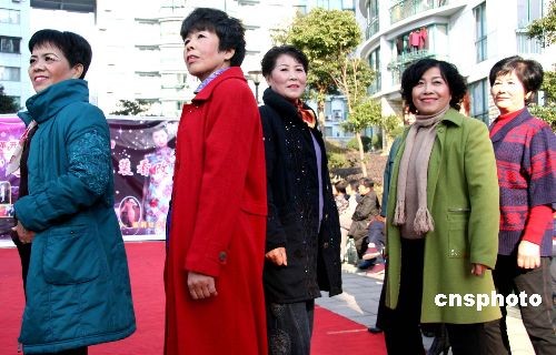 宁波举办时装秀展现改革开放30年服装变化