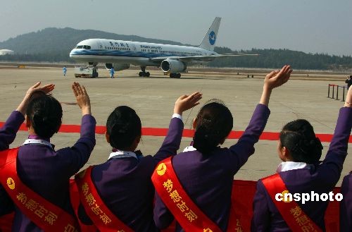图:福州至台北空中直航首航客运包机起飞(2)
