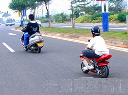 海口街头:学生狂飙迷你摩托车