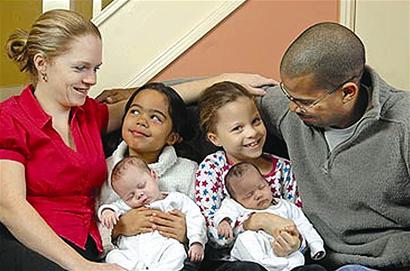 图文:英夫妇7年生下两对黑白双胞胎