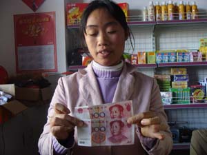 海口百元假钞猖狂 一条街4店铺收到百元假币