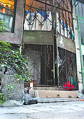 去世,其23岁的女徒弟何海莹在师傅出殡前夜在师傅家中割脉上吊自杀,并