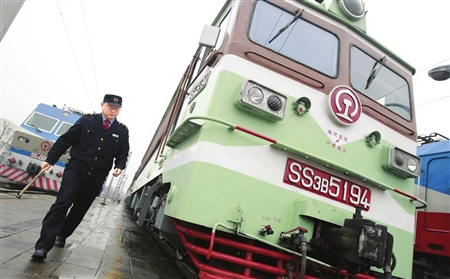 春运火车司机 上车前先做酒精测试_新闻中心_新浪网