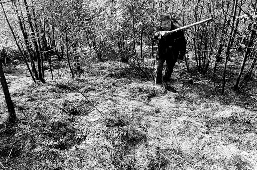 长沙医学院对面荒地被烧 疑由流浪汉烧火取暖