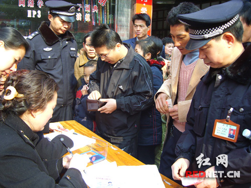 怀化火车站举行节后火车票送票下乡活动(图)