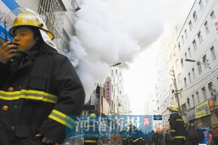 液化气罐、鞭炮、棉被…啥都卖的小商店着火了