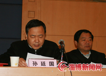 淄博日报社党委副书记,总编辑任传斗主持会议并就会议精神的传达和年
