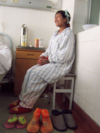巨脚男孩穿鞋梦圆女生女孩穿衣服图片