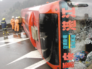 正文 重庆一辆大客车昨日在贵州省遵义市境内发生翻车事故,至