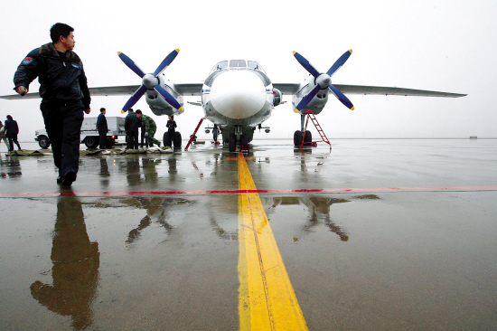在安徽蚌埠机场的另一架运七同样因天气状况仍