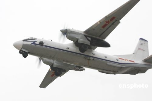 图:解放军空军派飞机增援安徽河南抗旱