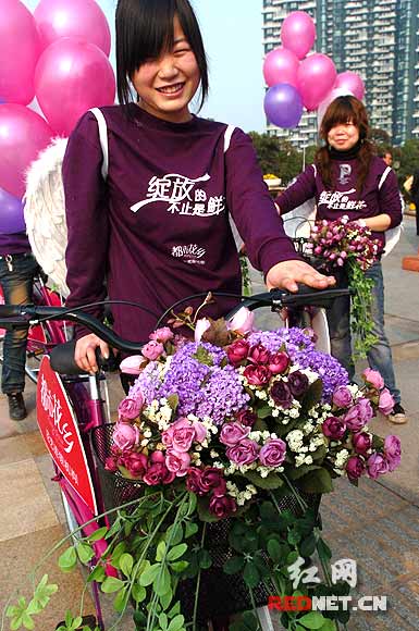 长沙情人节气氛渐浓 店员扮天使骑花车送花