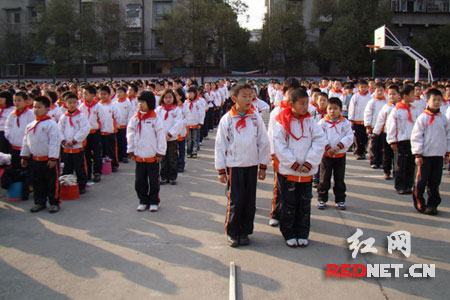 (常德市滨湖小学的学生们在认真听课)