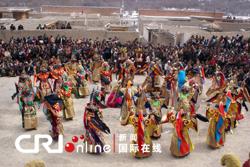 甘肃藏族民众看藏戏迎新年