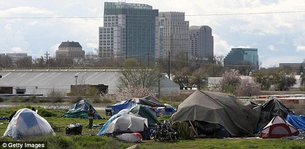 加州民众深陷房产危机 首都俨然变成 帐篷城 (