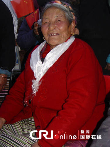 西藏第一个朗生互助组村举行篝火晚会(组图