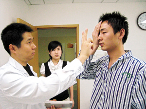 富士康员工成功接受角膜移植术