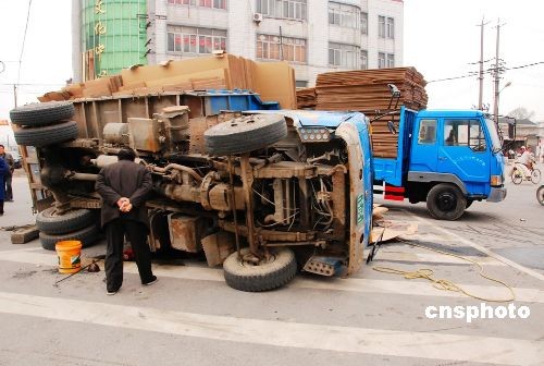 图江苏海安发生一起货车侧翻事故