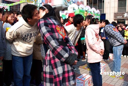 图:江苏扬州举办情侣接吻大赛