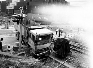 泥头车又出事?这次撞的是火车!