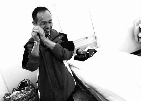 8岁深圳男孩一天尿湿8条裤 河南一企业资助他