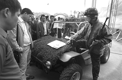 车迷开着伞兵车二次来赶集