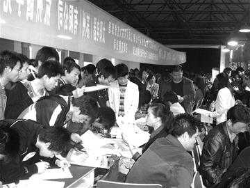 图文:孝感万人赶场大中专生招聘会