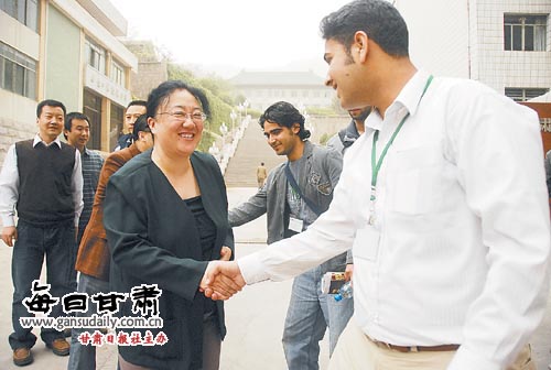 本报总编辑王晓岚(左)欢迎代表团成员来访.