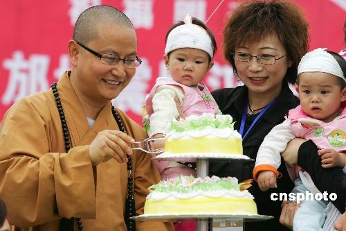 图:四川什邡108名罗汉娃举行集体生日会