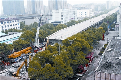 由于此桥从株洲市闹市区红旗广场跨过,造成此处交通拥挤,于是决定实施